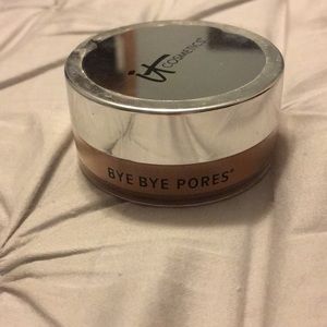 It cosmetics finishing powder.